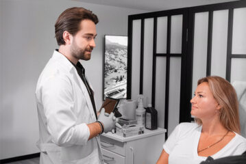 Pınar Altuğ Atacan’ın kaşlarına doğal dokunuş