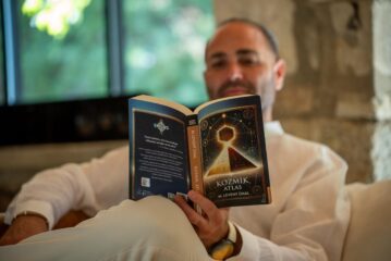 “MEHMET LEVENT ÜNAL: Bilimden Spiritüel Öğretmenliğe Uzanan Dönüşüm Hikâyesi”