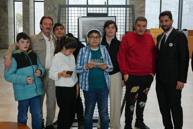 “Sessizliğin İzleri”: Orkun Ölmez’den Otizm Farkındalığı İçin Anlamlı Sergi